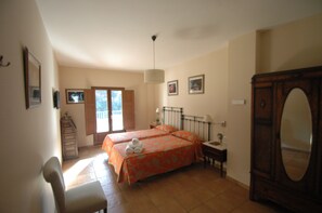 Habitación doble | Edredones de plumas, colchones viscoelásticos, caja fuerte
