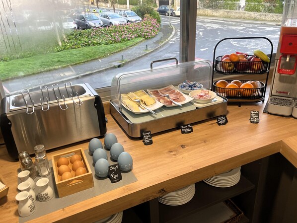 A breakfast buffet with various food items and a toaster. - Best Western Hotel Le Crystal Dinard (Dinard)