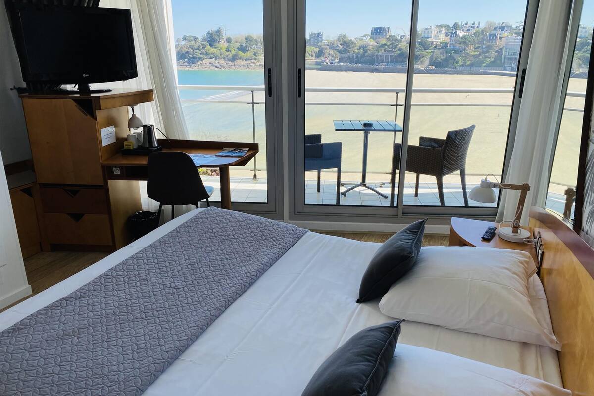 premium bedding, individually decorated, desk, laptop workspace