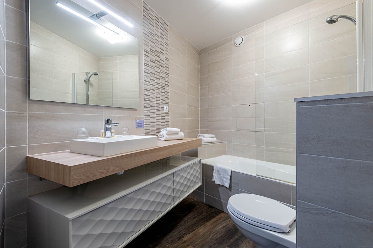 chambre privilege vue mer | premium bedding, individually decorated, desk, laptop workspace