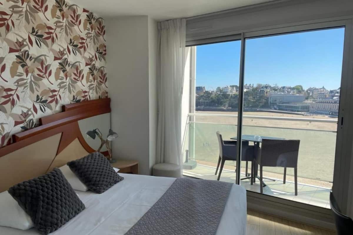 Comfort kamer, 1 queensize bed, niet-roken, balkon | Luxe beddengoed, individueel gedecoreerd, een bureau, een laptopwerkplek