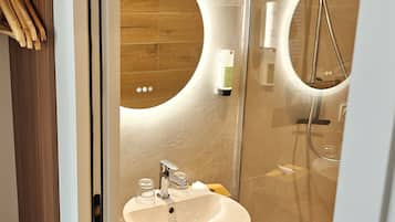 Standaard kamer, 1 queensize bed, terras, uitzicht op tuin | Badkamer | Een douche, gratis toiletartikelen, een haardroger, handdoeken