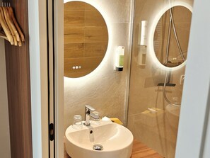 Quarto standard, 1 cama Queen, terraço, vista para o jardim | Banheiro | Chuveiro, produtos de toalete grátis, secador de cabelo 