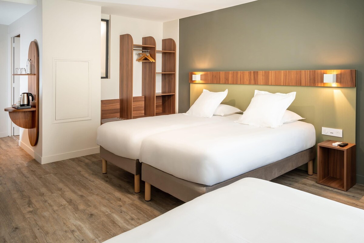 Family Room, 3 Twin Beds, Non Smoking (Côté rue) | Premium bedding, desk, laptop workspace, blackout drapes