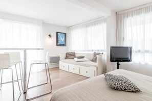 Studio Standar, Beberapa Tempat Tidur, Bebas Asap Rokok, balkon (Côté rue) | Seprai premium, didekorasi berbeda-beda, dan meja kerja