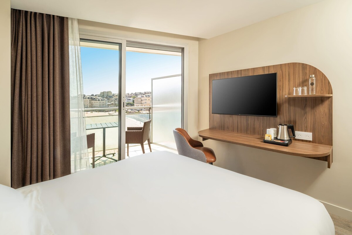 Comfort Room, 1 Queen Bed, Non Smoking, Balcony (Vue sur la mer) | Premium bedding, desk, laptop workspace, blackout drapes