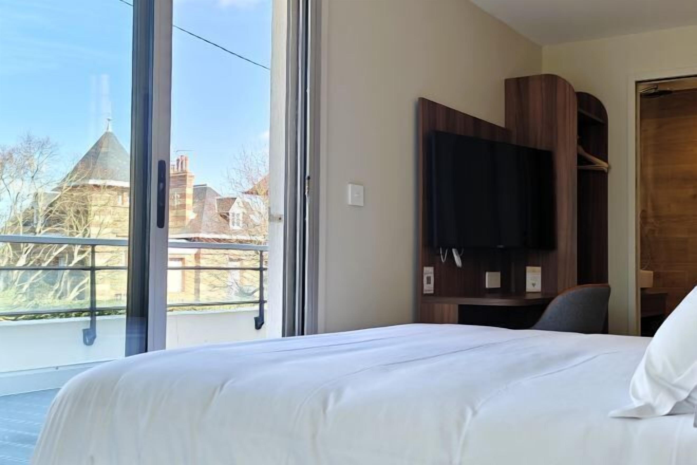 Premium bedding, individually decorated, desk, laptop workspace