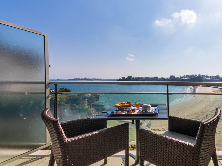 高档床上用品、特色装修、办公桌、笔记本电脑工作区