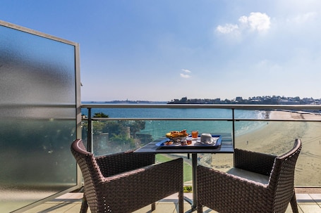 Premium bedding, individually decorated, desk, laptop workspace. Best Western Hotel Le Crystal Dinard