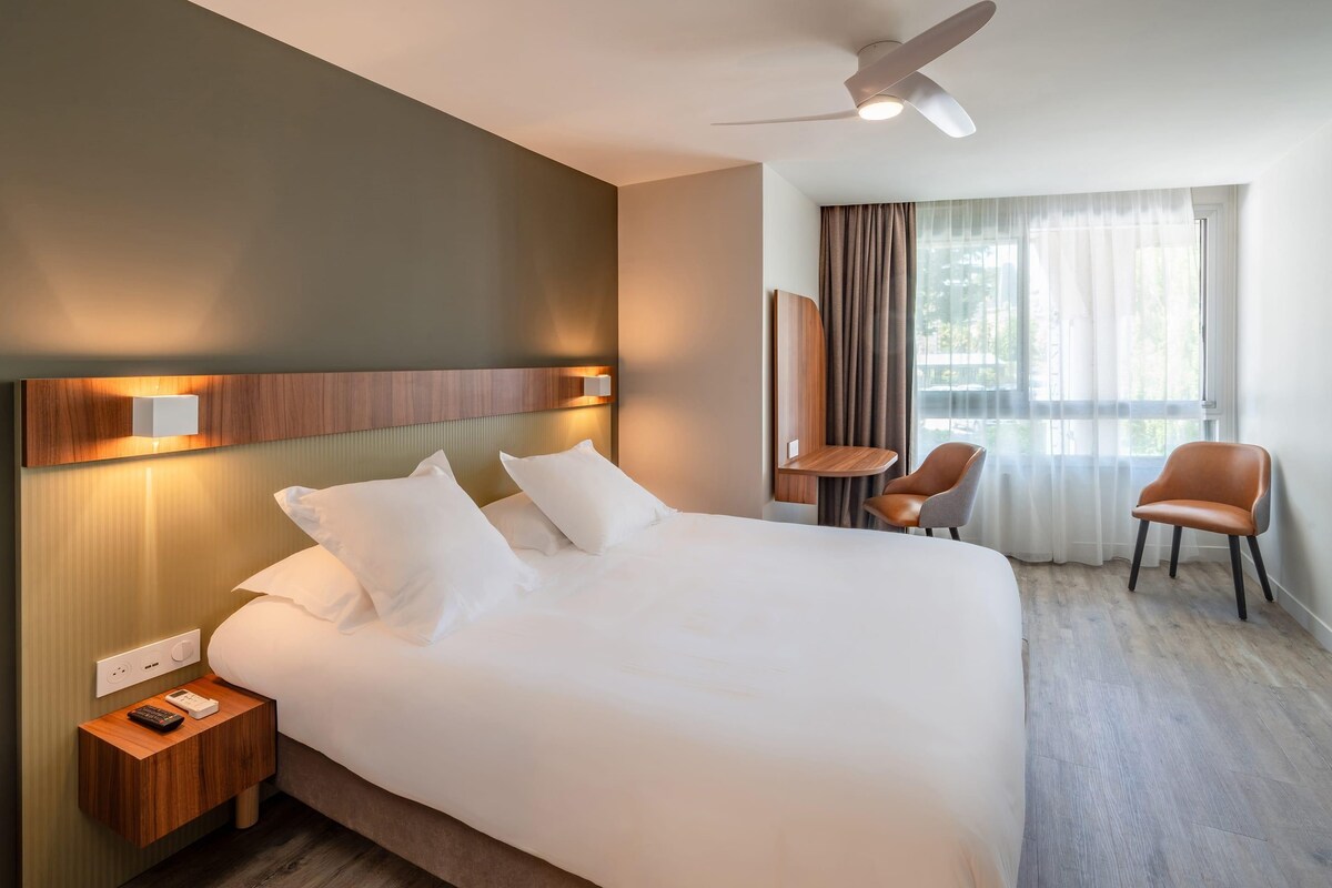 Standard Room, Non Smoking (Côté rue) | Premium bedding, desk, laptop workspace, blackout drapes