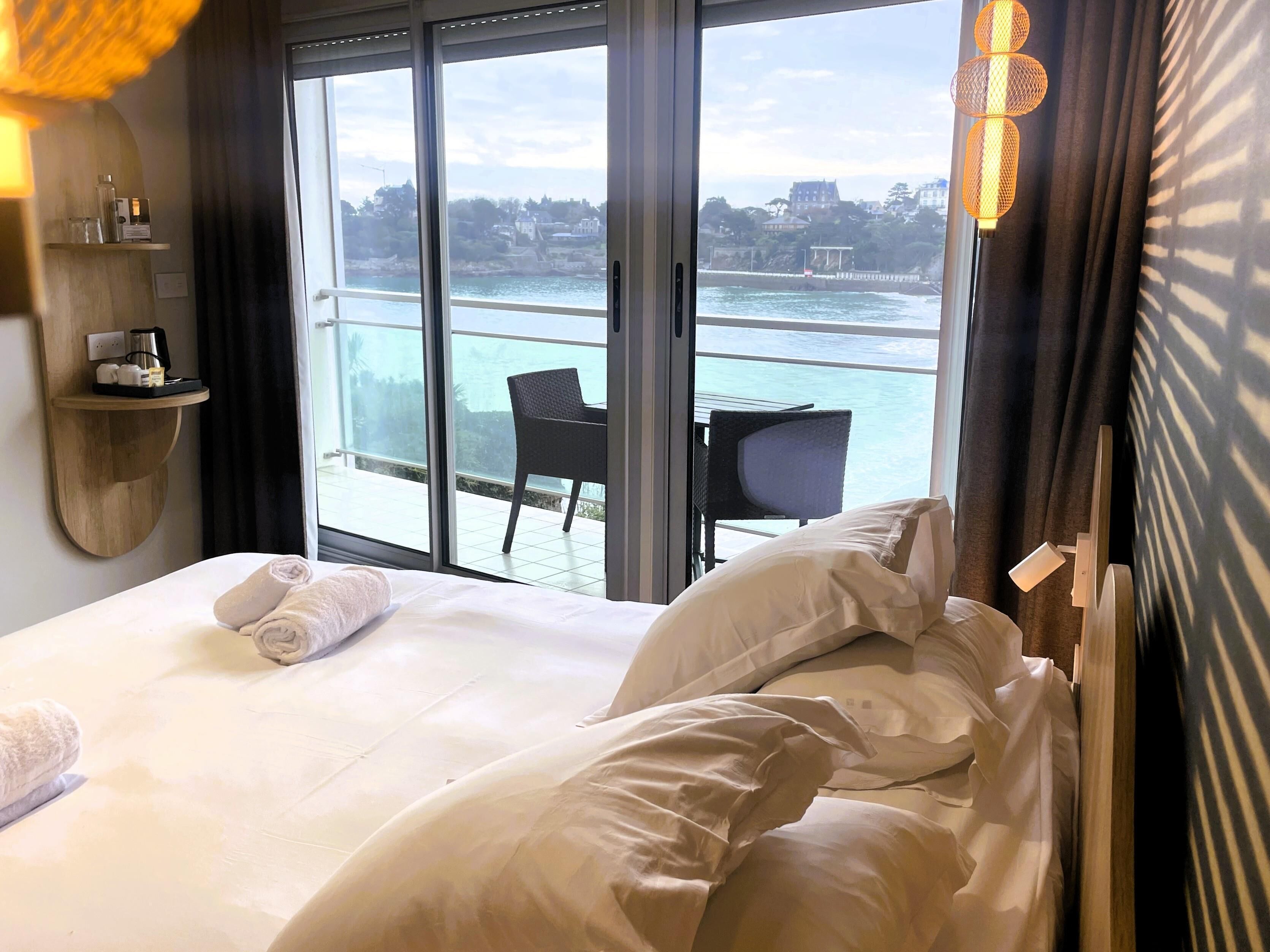 Superior-huone, 1 keskisuuri parisänky, tupakointi kielletty, terassi | Ylelliset vuodevaatteet, yksilöllisesti sisustettu, työpöytä