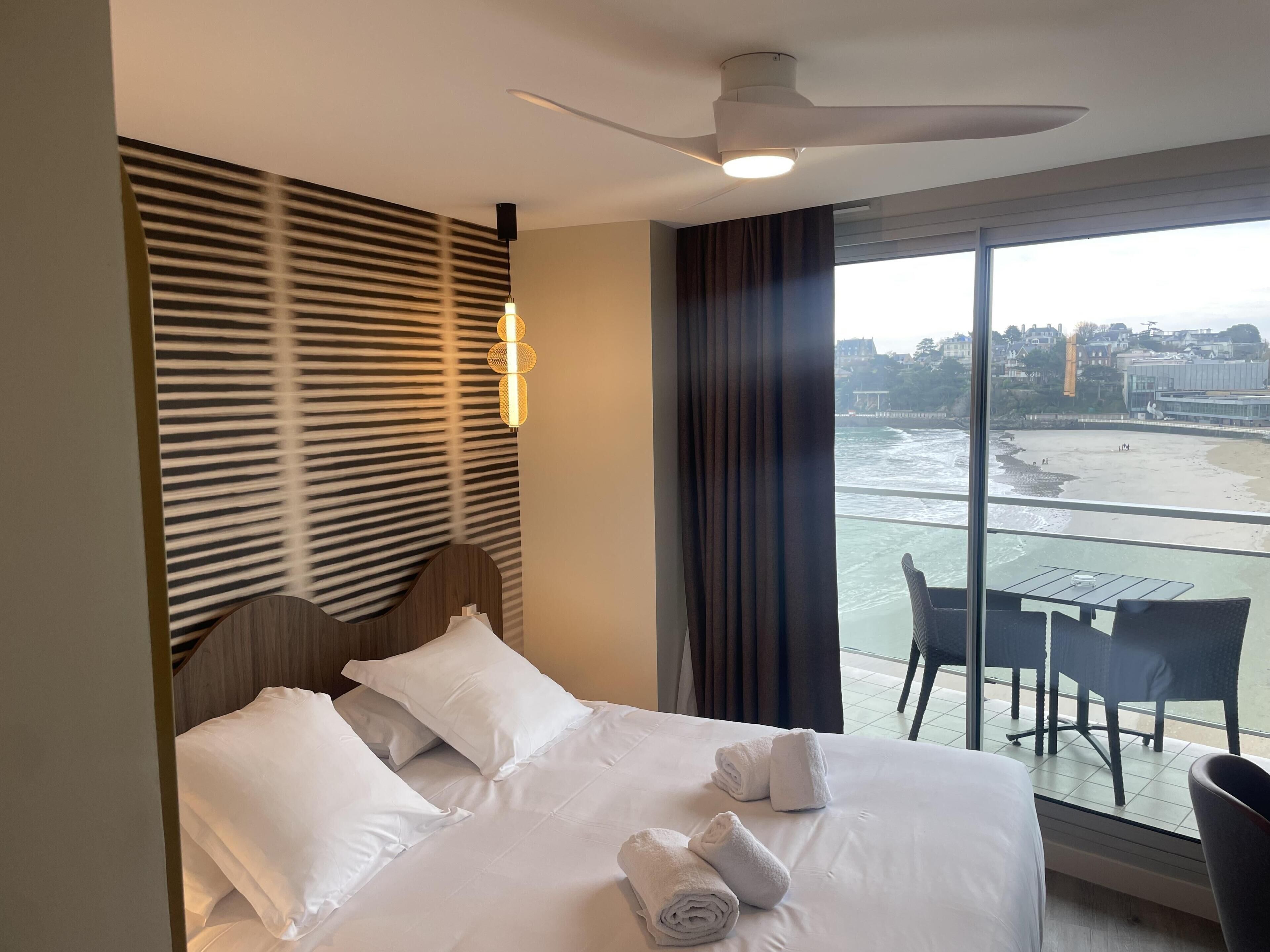 Chambre Confort, 1 grand lit, non-fumeurs, balcon | Literie de qualité supérieure, décoration personnalisée, bureau