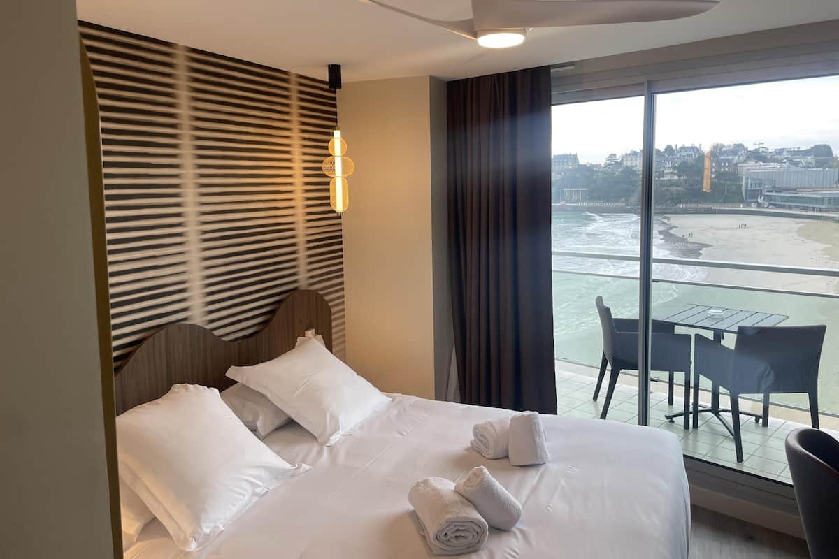 Comfort Room, 1 Queen Bed, Non Smoking, Balcony | Premium bedding, individually decorated, desk, laptop workspace