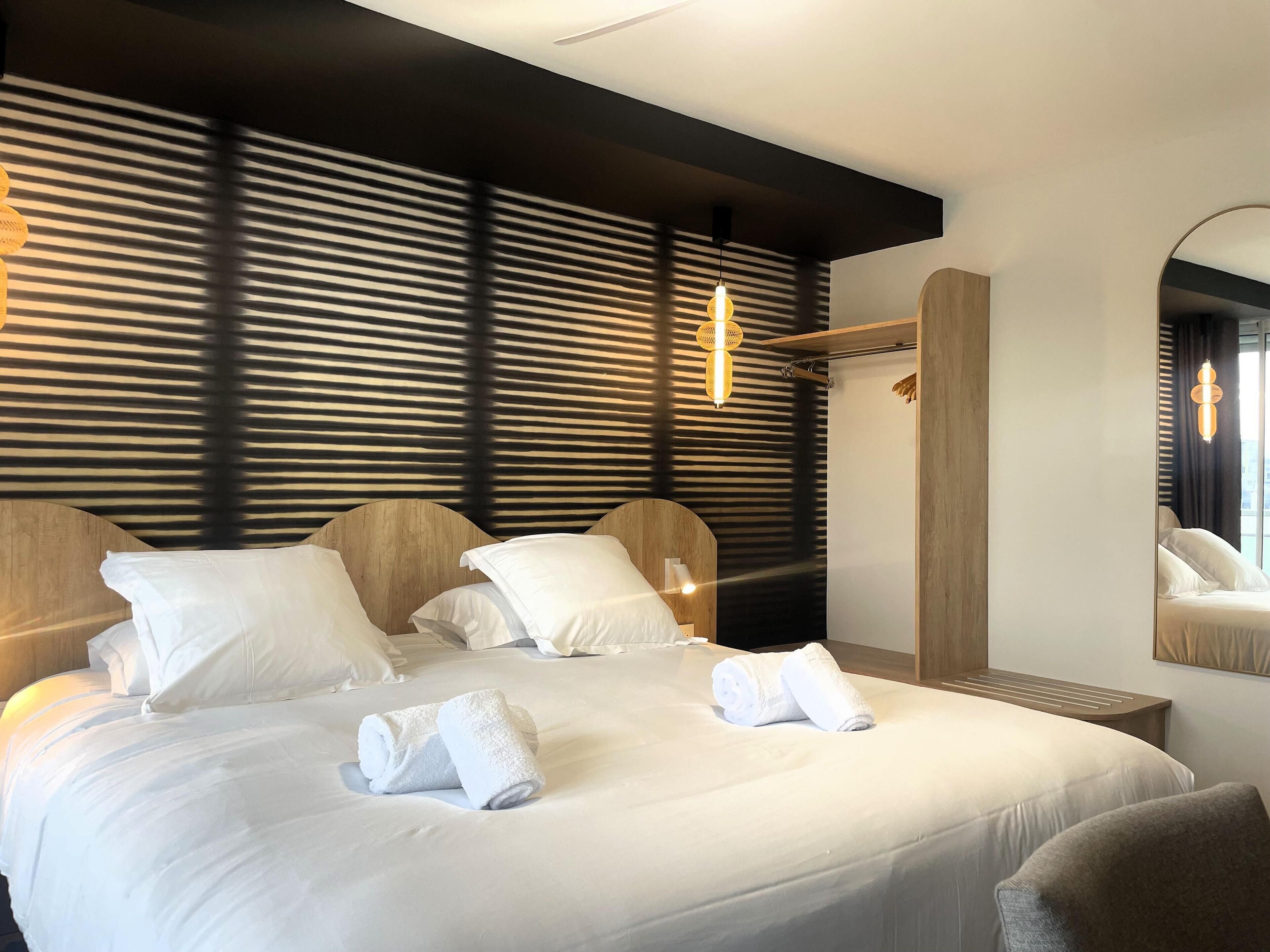 Habitación superior, 1 cama Queen size, para no fumadores, Terraza (Vue sur la mer) | Ropa de cama de alta calidad, decoración personalizada y escritorio 