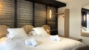 A modern hotel room with a large bed, wooden headboard, and a large mirror. - Best Western Hotel Le Crystal Dinard (Dinard)