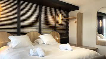 Habitación superior, 1 cama Queen size, para no fumadores, Terraza (Vue sur la mer) | Ropa de cama de alta calidad, decoración personalizada y escritorio