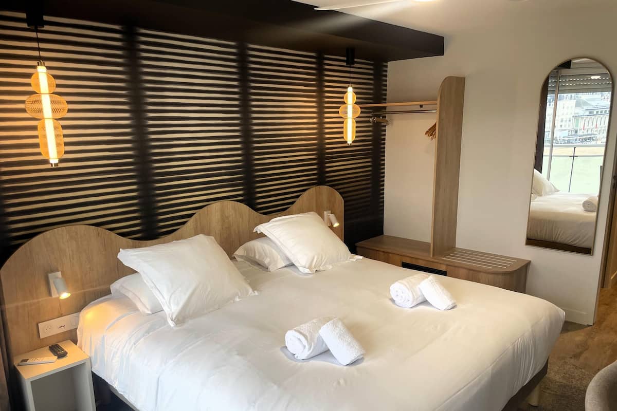 Superior-Zimmer, 1 Queen-Bett, Nichtraucher, Terrasse | Hochwertige Bettwaren, individuell dekoriert, Schreibtisch