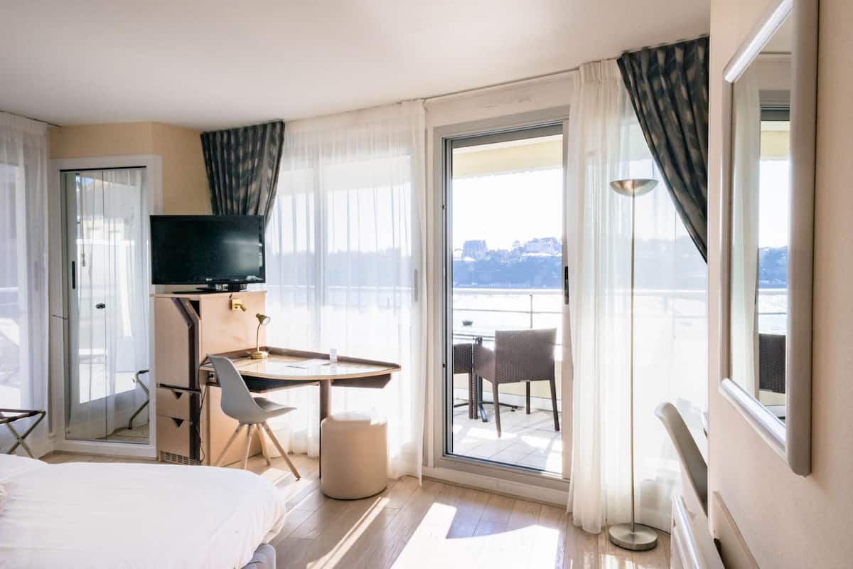 premium bedding, individually decorated, desk, laptop workspace