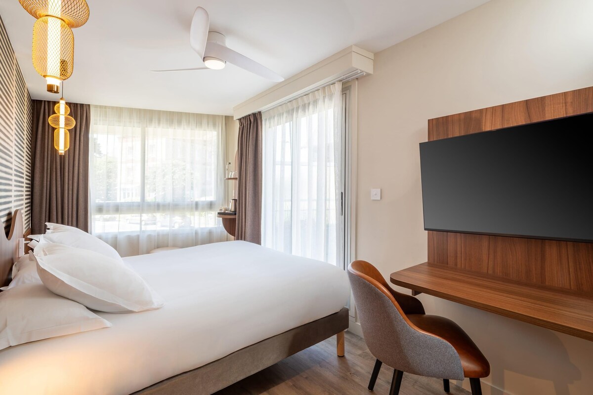 Comfort Room, 1 Queen Bed, Terrace, Garden View | Premium bedding, desk, laptop workspace, blackout drapes