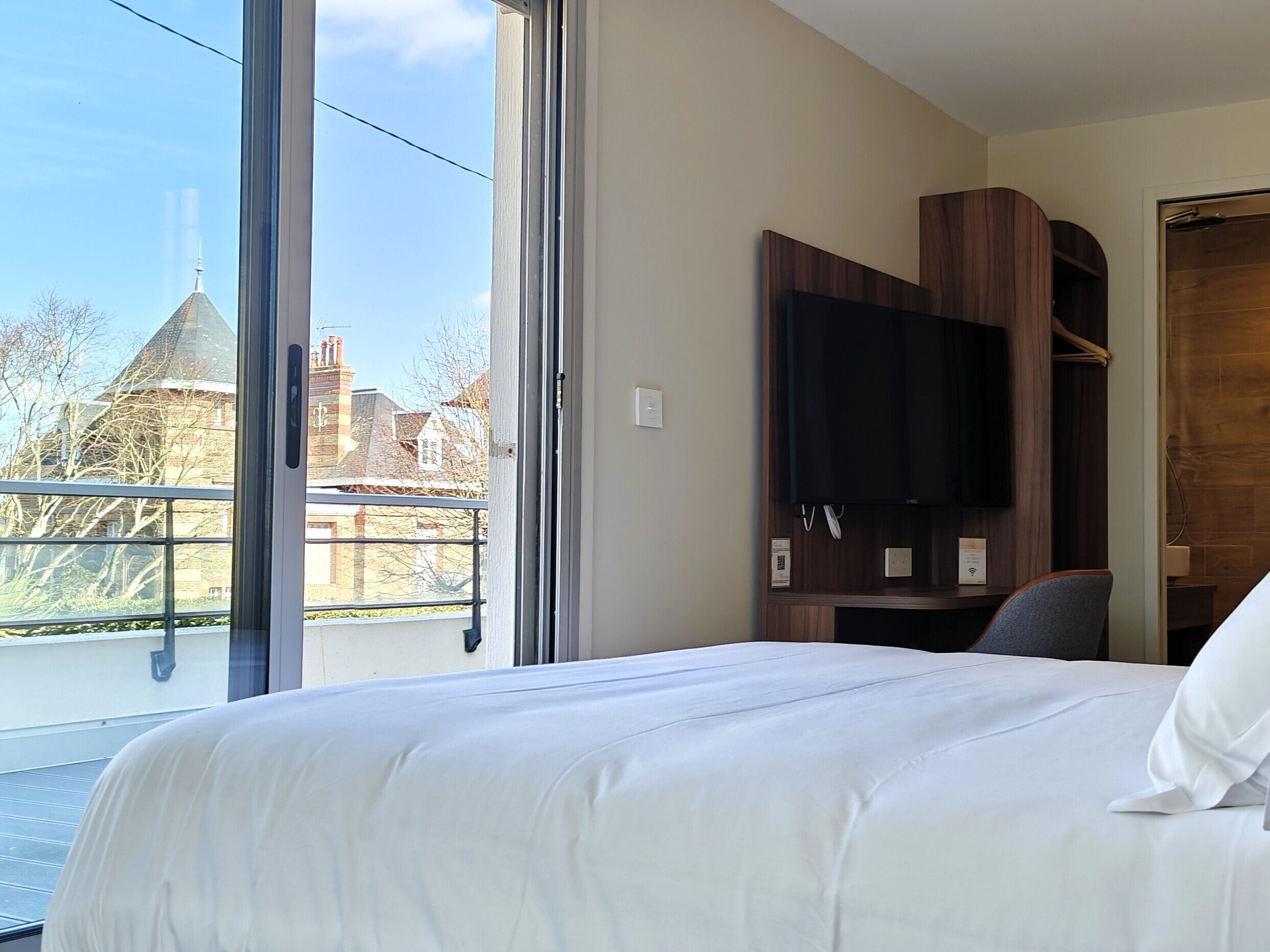 Chambre Standard, 1 grand lit, terrasse, vue jardin | Literie de qualité supérieure, décoration personnalisée, bureau