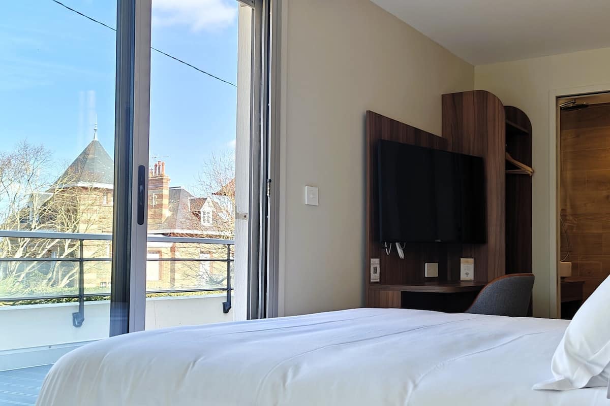 Standard Room, 1 Queen Bed, Terrace, Garden View | Premium bedding, individually decorated, desk, laptop workspace