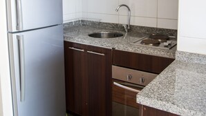 Appartement, 2 chambres, salle de bains attenante | Cuisine privée | Grand réfrigérateur, micro-ondes, four, plaque de cuisson