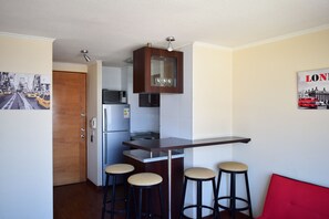 Apartamento superior, 2 quartos, suíte | Cozinha privada | Geladeira grande, micro-ondas, fogão, cooktop