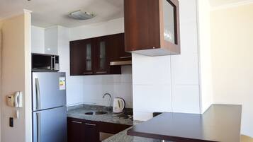 Full-size fridge, microwave, oven, stovetop