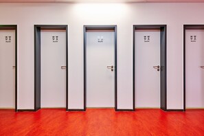 Basic-Doppelzimmer, Gemeinschaftsbad | Badezimmerausstattung