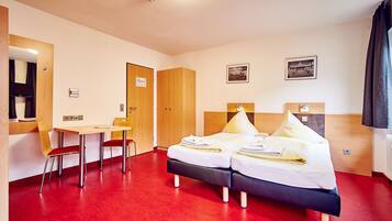 Classic-Doppelzimmer, eigenes Bad | Allergikerbettwaren, Betten mit Memory-Foam-Matratzen, Schreibtisch