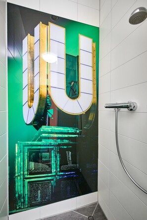 Basic-Vierbettzimmer, Gemeinschaftsbad | Dusche im Bad