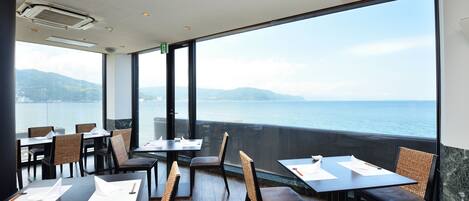 Petit déjeuner et dîner servis sur place