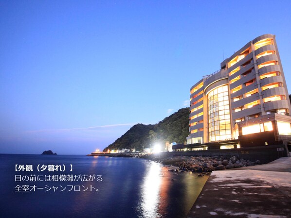 Un hotel frente al mar con varios balcones y vistas al océano.