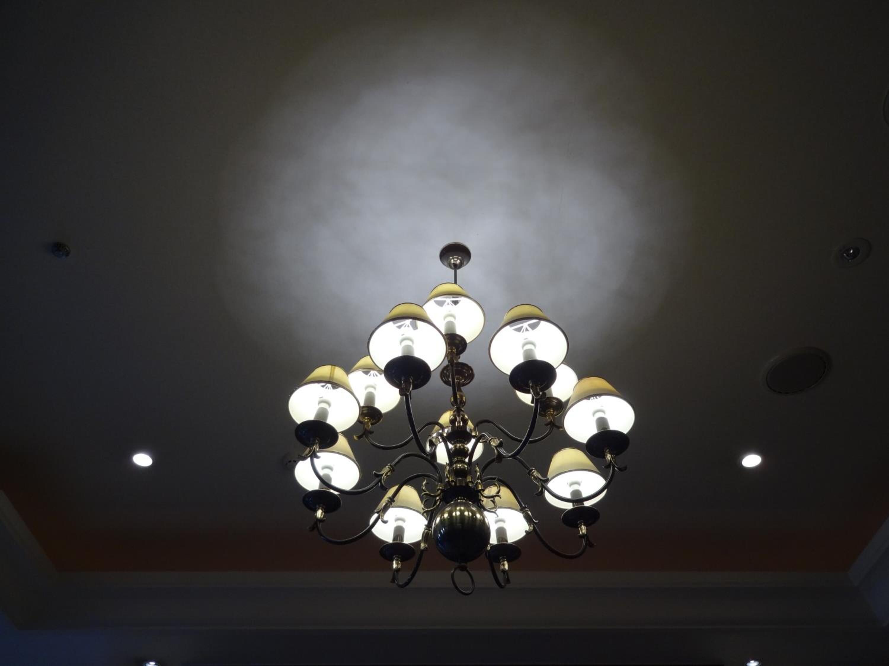 Un lustre doté de plusieurs points lumineux.