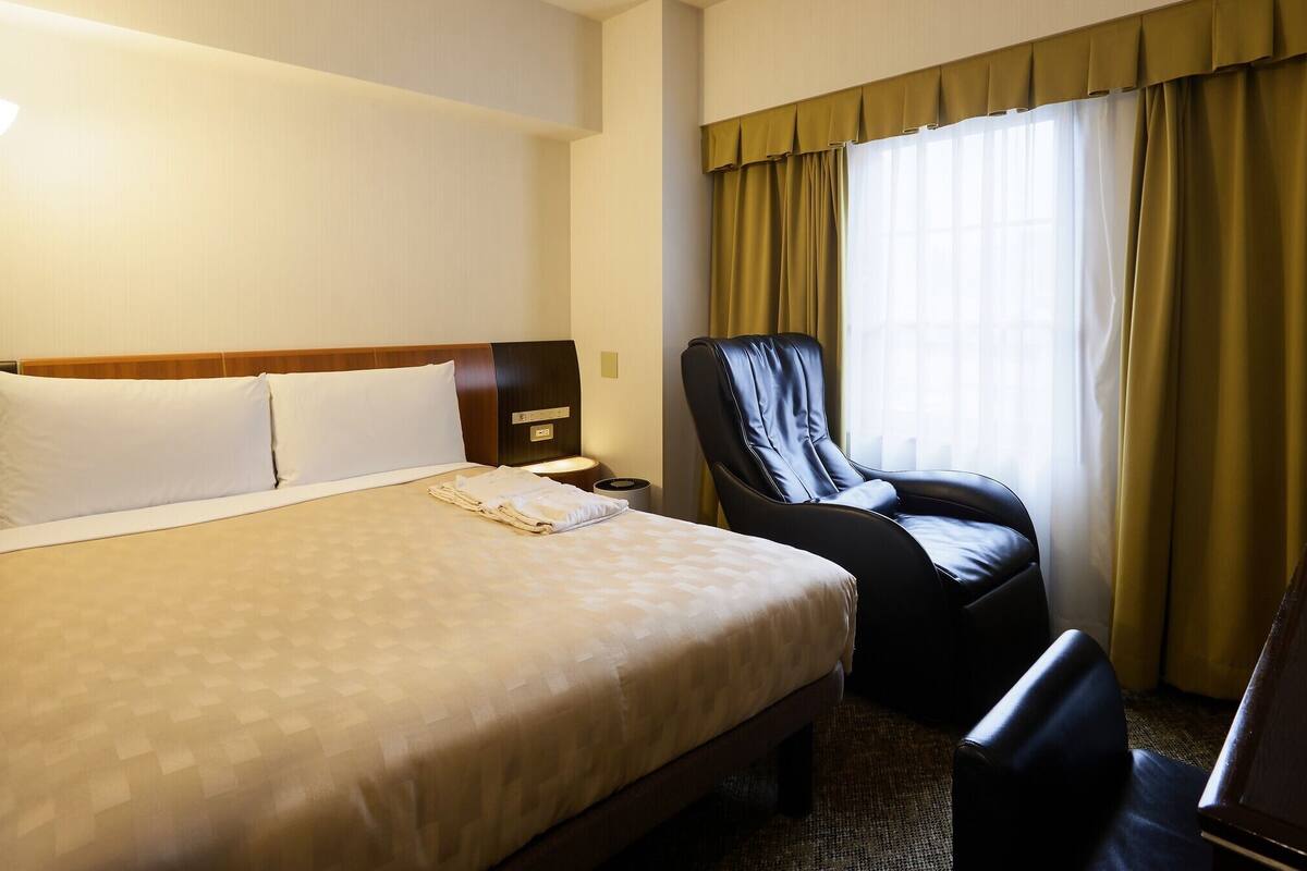 Desk, iron/ironing board (on request), WiFi (free), bed sheets