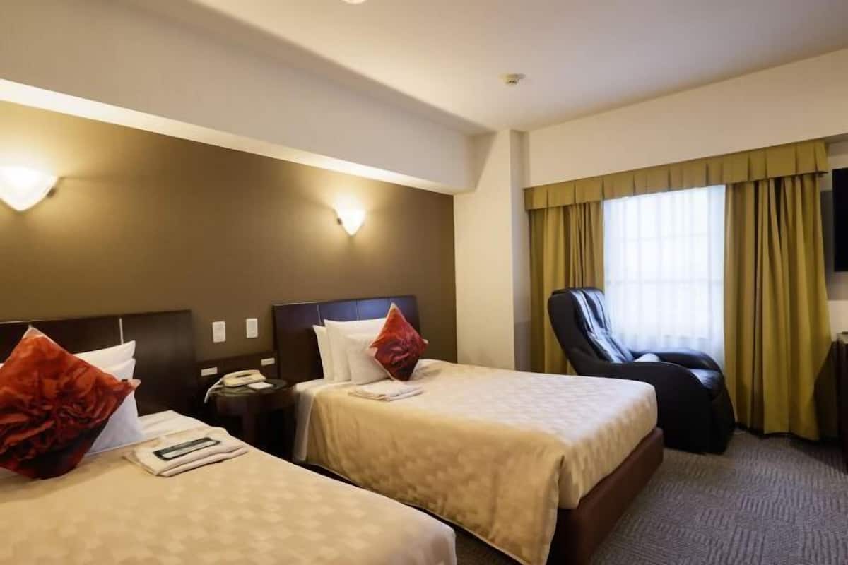 Escritorio, tabla de planchar con plancha, wifi gratis y ropa de cama