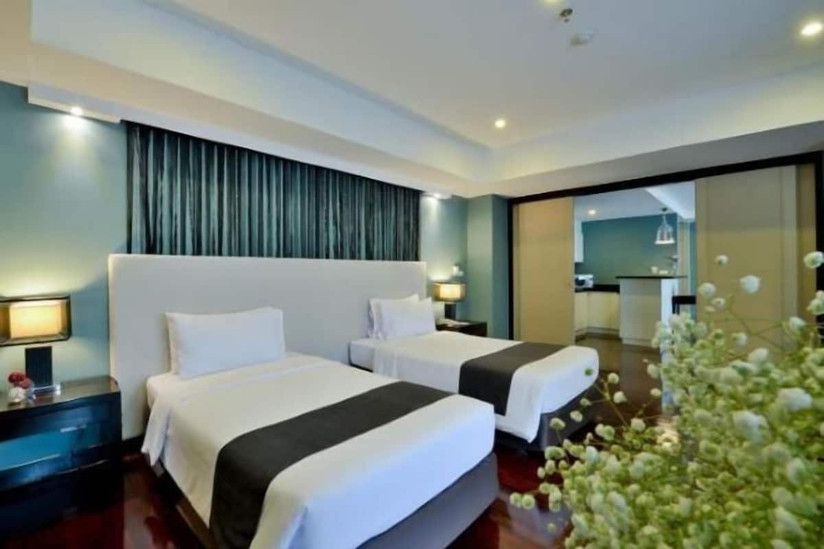 In-room safe, desk, laptop workspace, iron/ironing board
