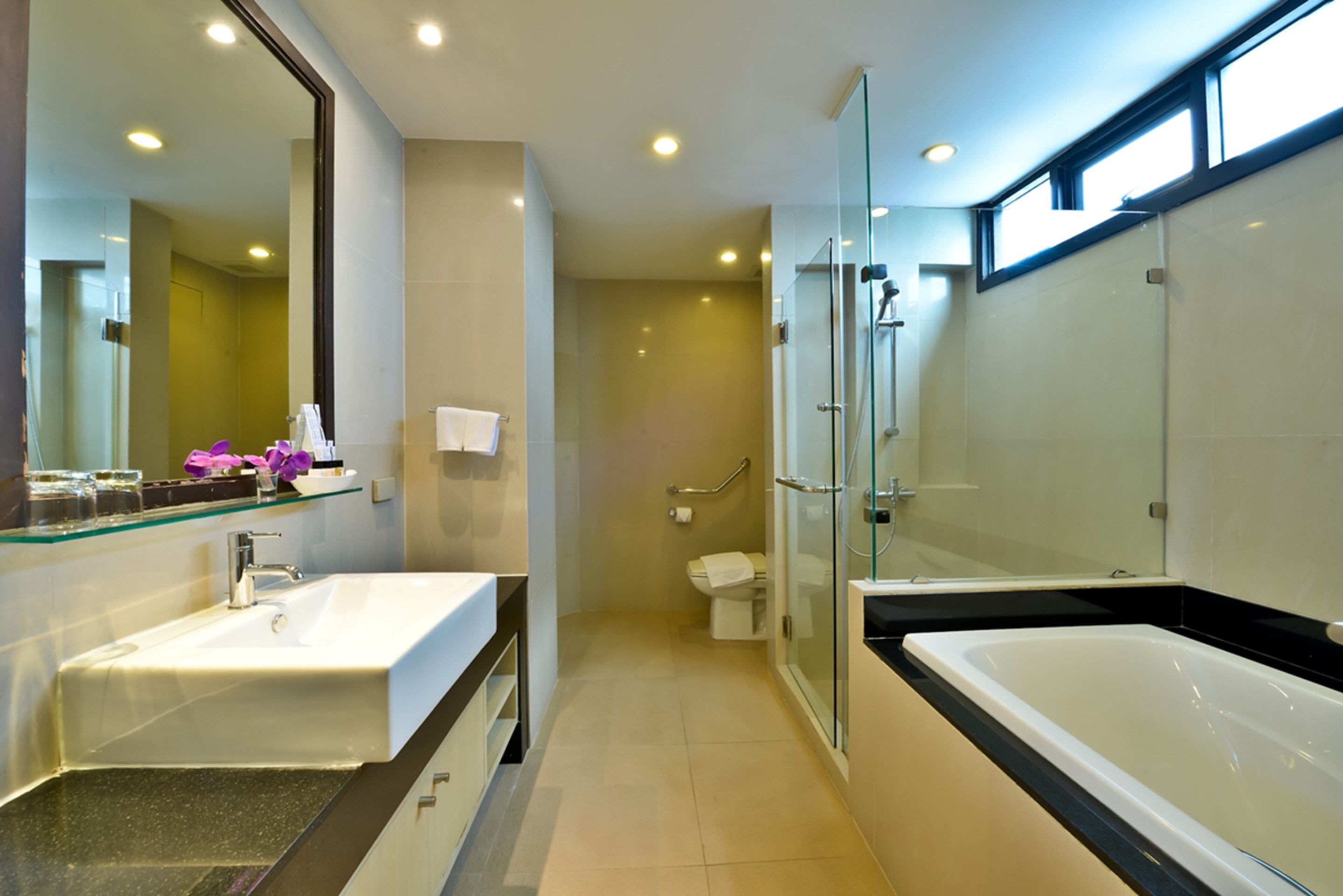 3 bedrooms deluxe suite | bathroom | free toiletries, hair dryer, bidet, towels