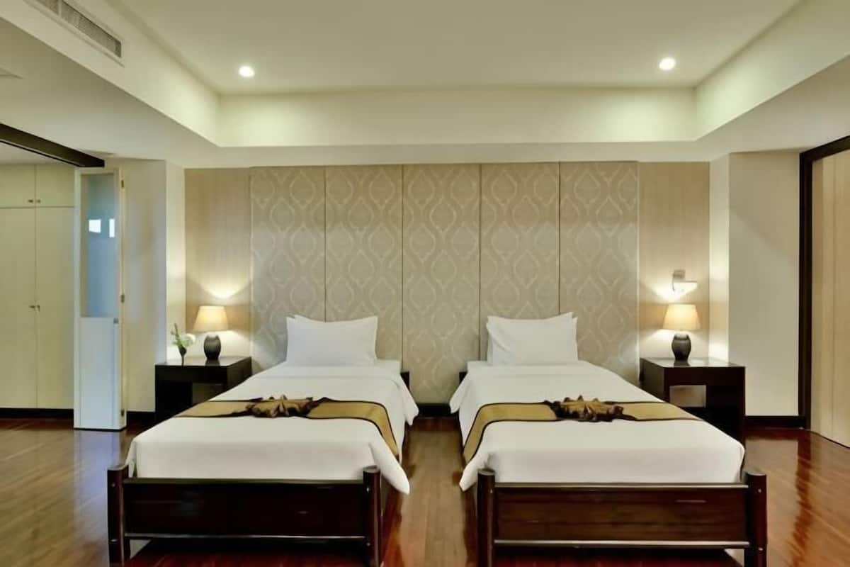 In-room safe, desk, laptop workspace, iron/ironing board
