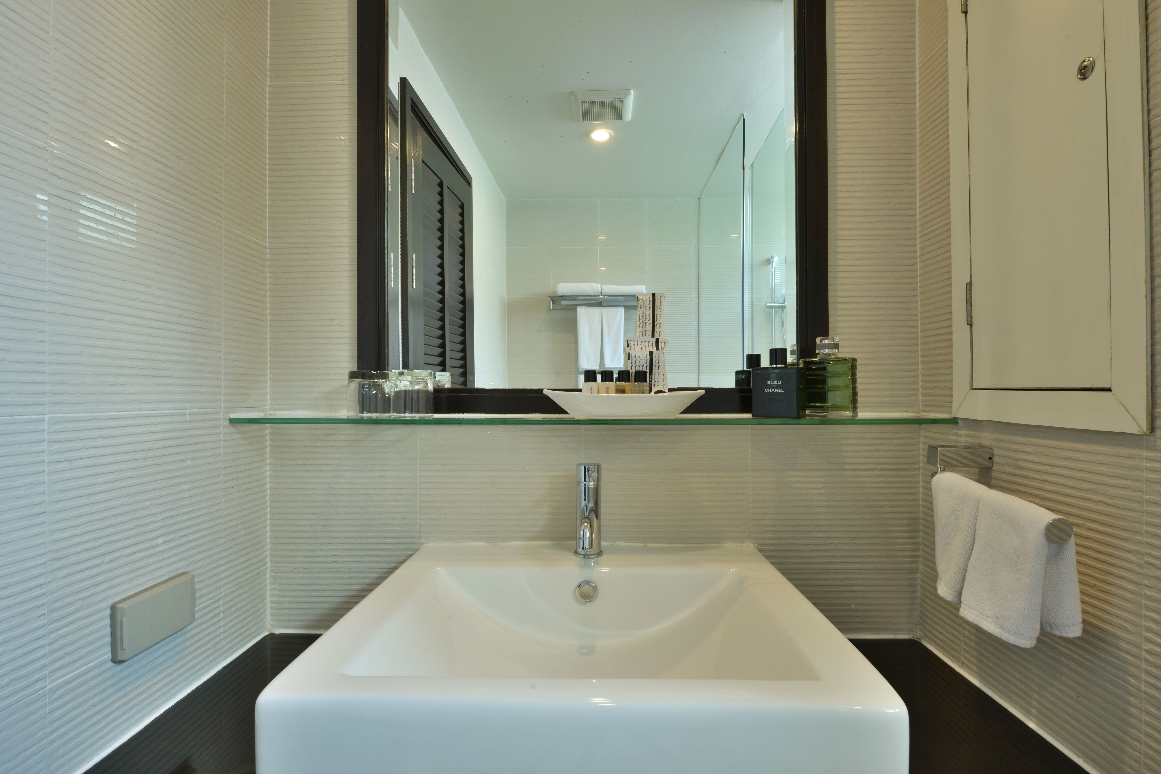 1 bedroom premier | bathroom | free toiletries, hair dryer, bidet, towels