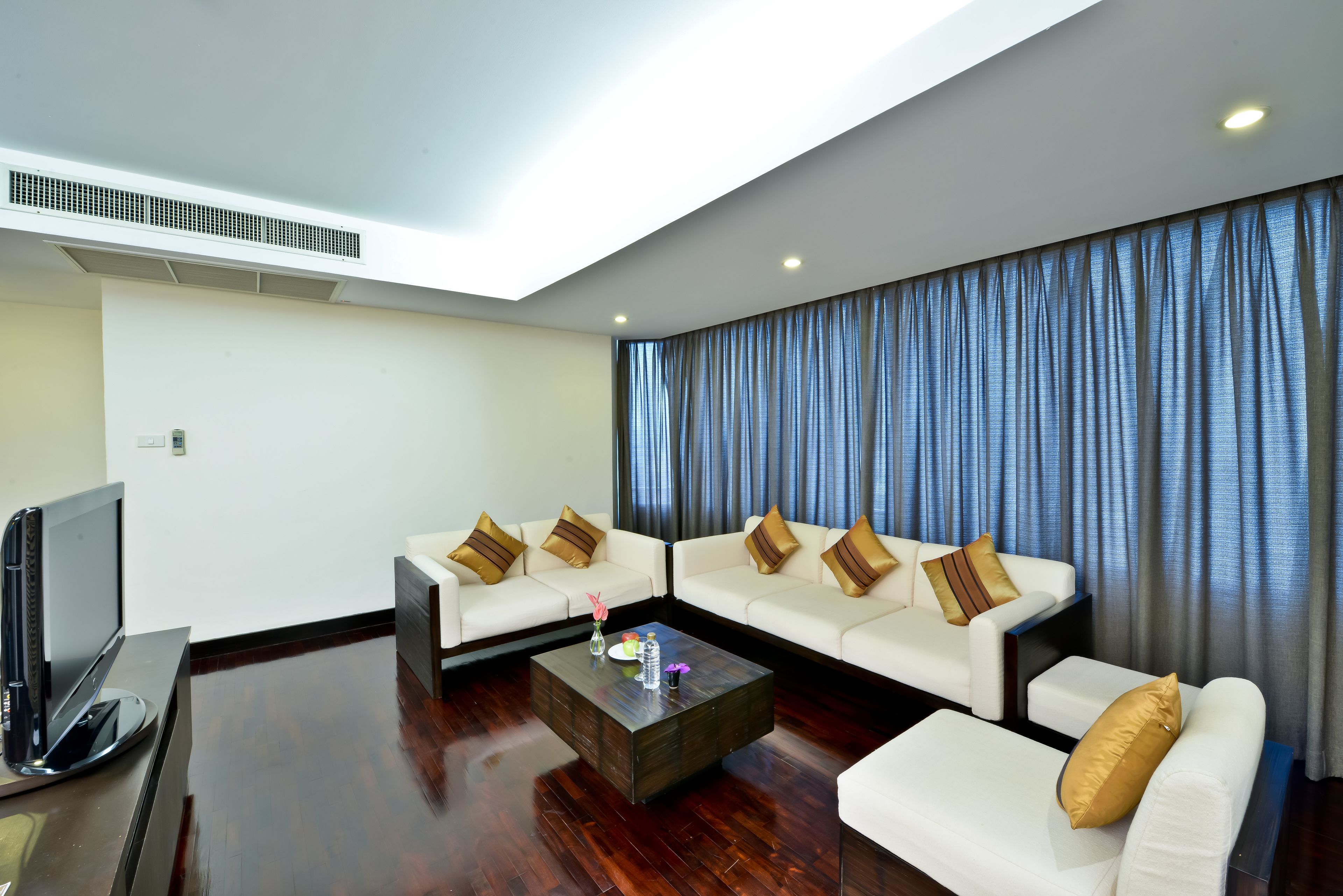 3 bedrooms deluxe suite | living room | 32-inch lcd tv with cable channels, tv, dvd player