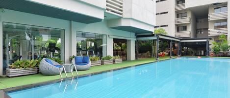 Piscine extérieure, chaises longues