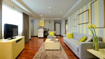 1 Bedroom Premier | In-room safe, desk, laptop workspace, iron/ironing board