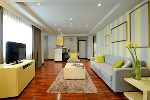 1 Bedroom Premier | In-room safe, desk, laptop workspace, iron/ironing board