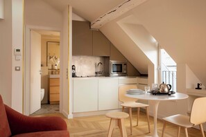 Lejlighed | Premium-sengetøj, minibar, pengeskab på værelset, skrivebord