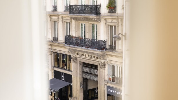 A building with a sign reading "Passage - Verdeau" and "Aux Grand Boulevards" indicating a location in Paris. - Grand Hôtel Richer (Paris)