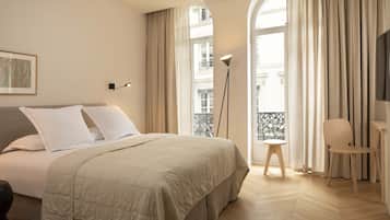 Studio | Premium bedding, minibar, in-room safe, desk