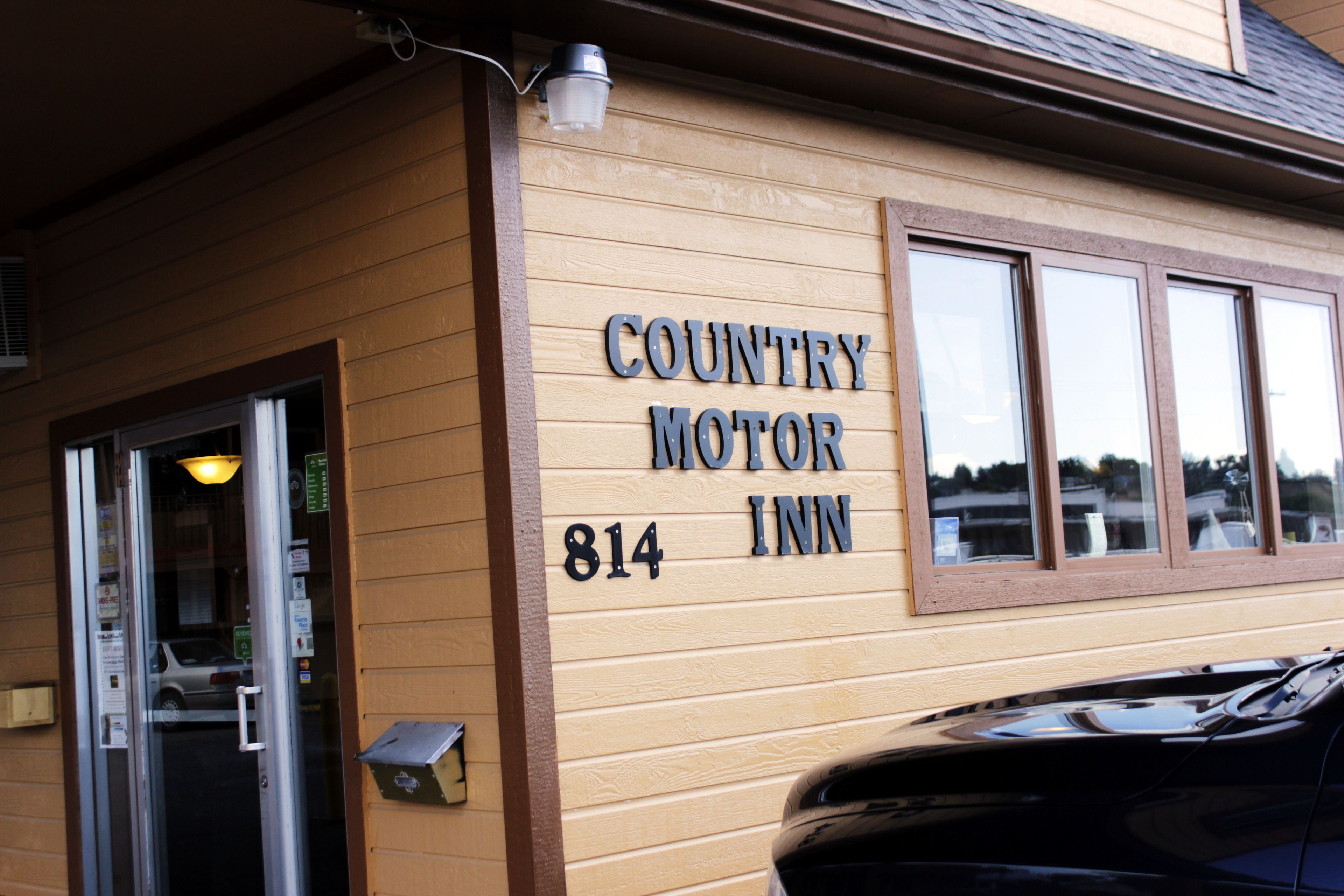 Un edificio con un letrero que dice "Country Motor Inn 814".