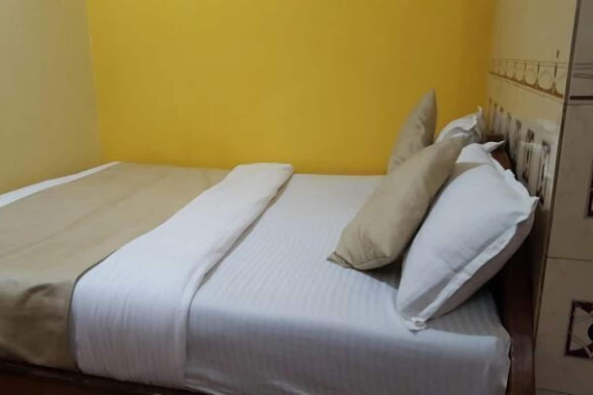 Rom – deluxe, 1 queensize-seng | Safe på rommet, skrivebord og wi-fi (inkludert)