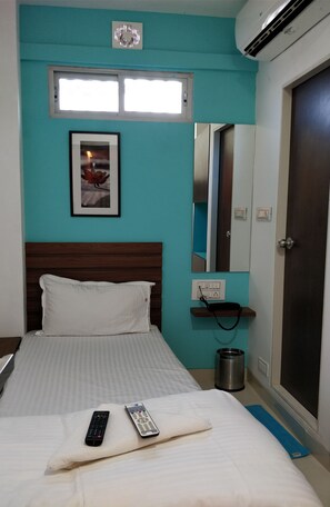 In-room safe, desk, free WiFi - New Shahana - Hostel (Mumbai)